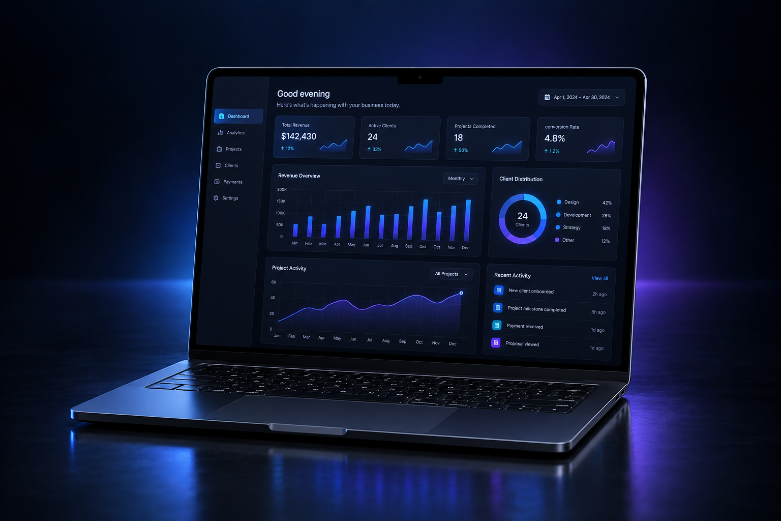 Notebook com interface de produto digital e iluminação azul e violeta.
